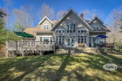Image de 5bdrm 4bath beautiful cottage on Gull Lake! Sw exposure! Sunsets! Muskoka Room!