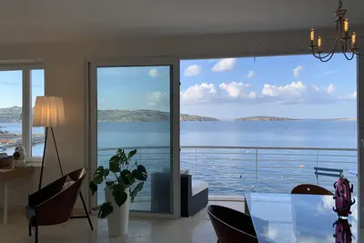 Image de Right on the water, A serene 2 bedroom apartment with breathtaking views.