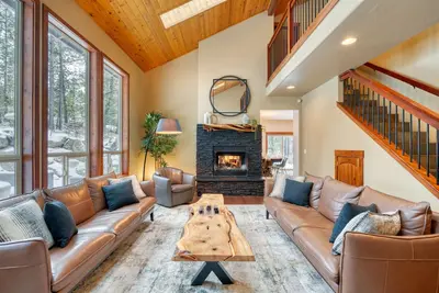 Image de Walk to River/Trails! Large HotTub! Firepit! Bbq!