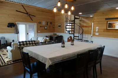 Image de Cozy Cabin in the woods with pool table!