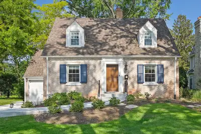 Image de Charming Cape Cod inspired home offering comfort and style for your time away.