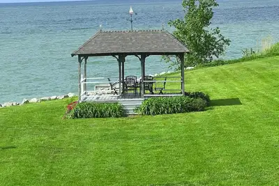 Image de \"Gull Cottage\" - Lake Erie waterfront - Expansive Views, Historic Cottage Charm