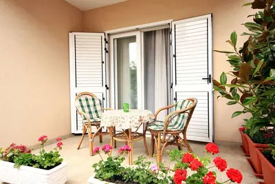 Image de Appartement de deux chambres avec la terrasse Vinisce, Trogir (A-10008-b)