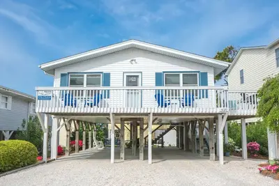 Image de A Gem of a cottage 400 feet from the nearest beach access!
