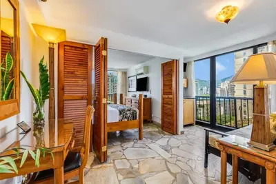 Image de Mountain Views w/Kitchenette and A/C - Bamboo Waikīkī Hotel #1004