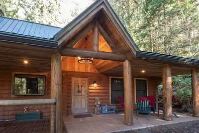 Image de Log Home, hot tub, secluded, pet friendly, wood stove, ping pong table!