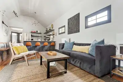 Image de The Gemstone Suites | Only 2 Blocks to King!