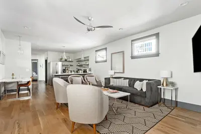 Image de The Gemstone (Suite A) | Only 2 Blocks to King