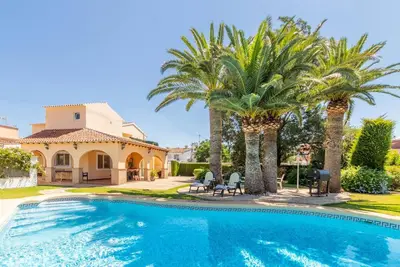 5 minutes from the beach! Ideal house for families, with private pool.