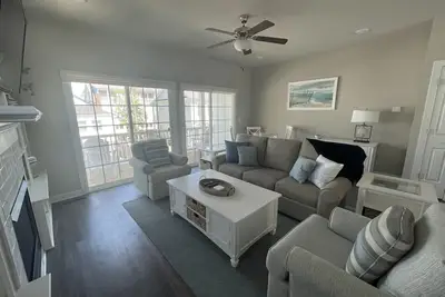 Image de Sea Glass: Coastal Haven Blocks from Beach