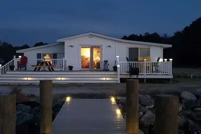 Image de \"Cozy\" Waterfront Cottage with Private Pier