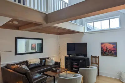 Cassidy EastEnd Contemporary 3br+loft/2. 5Bth deck, fp Steps To Townpark