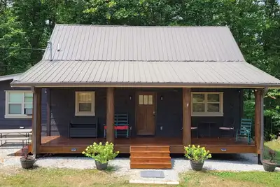 Image de Cozy Forest Cabin on 3 Acres with Hiking, Biking, and Trails.