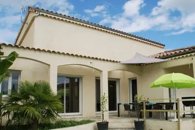 Image de Maison de vacances moderne avec piscine chauffée