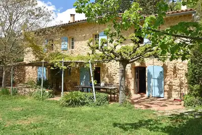 Image de Mas avec grande piscine privée en Provence