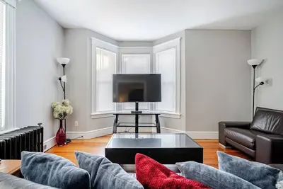 Image de Welcome to Hat City Danbury | A Suburban Retreat Close to It All