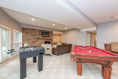 Image de Stylish Lakefront Home w/ Foosball & Hot Tub