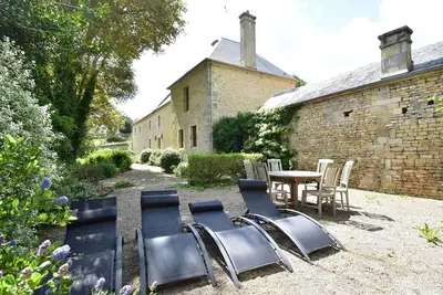 Image de 2 demeures de luxe avec jardin, spa et piscine