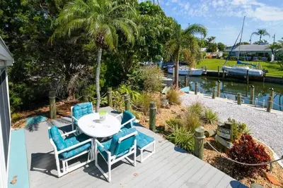 Image de Canal Front W/Dock, Water View, Dock your Boat, Free Wifi Dog - See Note Friendly!