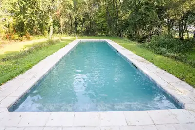 Image de Demeure rustique Ă Liglet France avec piscine