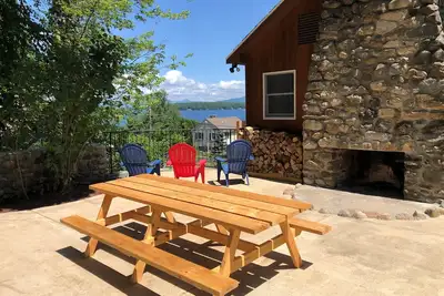 Image de Spacious house across the street from Lake Winnipesaukee