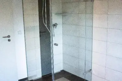 Image de Vacation apartment with a direct view of the water