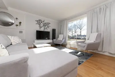 Image de Stylish Midcentury Ranch Pet-Friendly Home Just 1. 5 Miles from Navy Stadium One-Level Living