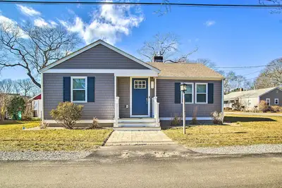 Image de Walk to Shore: Updated Buzzards Bay Cottage!