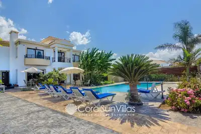 Image de Superb Spacious Sea Front Villa - sleeps 9 - Ask for 10% off 2021