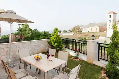 Villa Ortansia - 4 Bedrooms, Few Steps from the beach