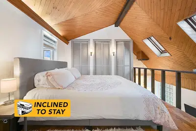 Image de Stylish Loft with Deck and Parking