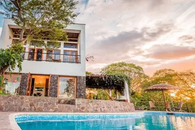 Image de Entire hilltop house/ pool spectacular view overlooks 100s of Isletas & Granada