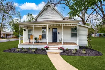 Image de Adorable Downtown Aubrey Home - Sleeps 7