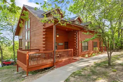 Image de Newly Remodeled! Cedar Log Cabin with Gas Fireplace & Screened Porch