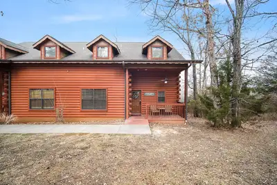 Image de Newly Remodeled Cedar Log Cabin - Gas Fireplace & Screened Porch
