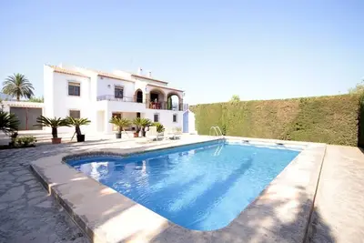 Villa- Ximo - Trois Chambres Villa, Couchages 6