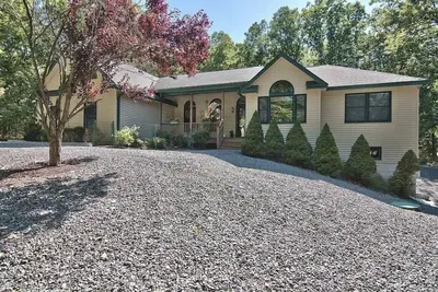 Image de Welcome to our all-season, pet friendly home away from home Pocono retreat.