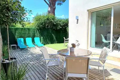 Image de 🌞La Plage à 5 mn à pied. . . T2 Neuf, Calme, Jardin, Terrasse, Pkg, Clim. 2 Vélos