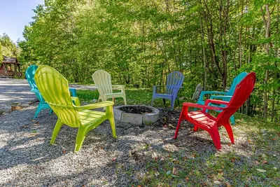 Image de Firehouse lodge Walk out Deck unit 1 On 8 Acres, 10 min Walk To The Lake