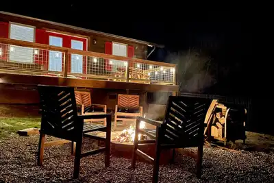 Holy Smokes - 2 bdrms/2 bath, fire pit, pet friendly with yard
