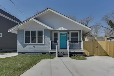 Newly Renovated Beach Rancher - Walk to the Beach!