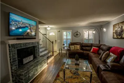 Image de Suite 102 in Madison. . . \"Quiet and Quaint\"