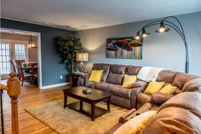 Image de Suite 104 in Madison. . . . “Stay Awhile”