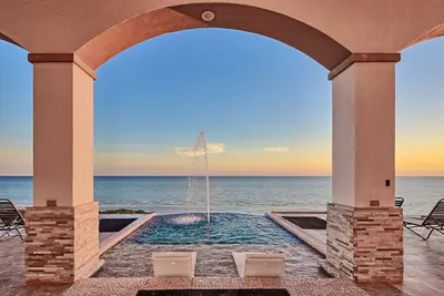 Image de Maison de luxe en bord de mer avec piscine privée et grand espace extérieur