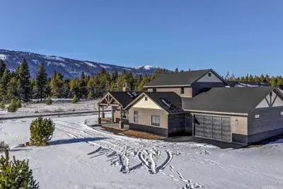 Image de Cascade Pines Lake House - Mountain Views - Sauna - Ev Charger