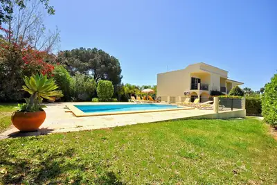 Image de A stylish villa with a private pool, short drive from the centre, free Ac & Wifi