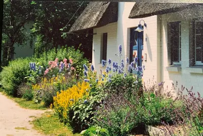 Image de Logement avec un standard élevé derrière une digue, près de la plage