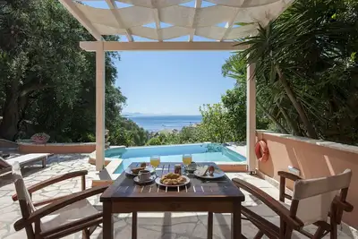 Image de Private Cottage Dans Olive Grove avec sa propre piscine de plongée et très belle vue mer