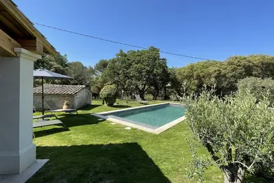 Image de Mas provençal dans la colline au milieu d'oliviers et chênes centenaires