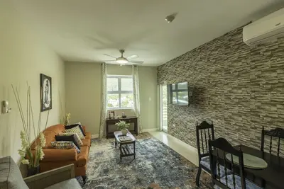 Image de \"Le Luxe\" Penthouse 2 Br condo w/ Ac, WiFi, complimentary Netflix & 24/7 sec